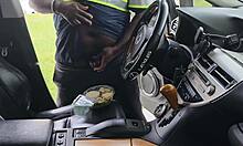 Amatør kvindelig kunde bliver taget i at runke af sin mad i bilen