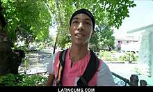 Băiatul negru și slab din colegiu își ia fundul strâmt futut în public de un latino pentru bani