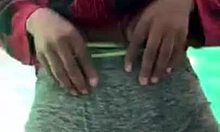 Thuisgemaakte video van een tiener die haar clitoris en kameltje stimuleert
