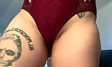 Tetovaná dievčina s malým tesným telom si užíva masturbáciu a orgazmus