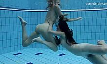 الفتيات الروسيات كلارا أومورا وباجانكينا يستمتعن ببعض العمل الساخن تحت الماء