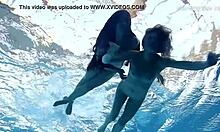 Die russischen Mädchen Clara Umora und Bajankina gönnen sich heiße Unterwasser-Action