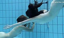 Rosyjskie dziewczyny Clara Umora i Bajankina oddają się gorącej podwodnej akcji