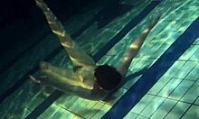 Adolescente cu sânii mari într-o aventură subacvatică cu iubitul ei
