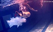 Rondborstige tieners onderwateravontuur met haar vriendje