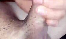 Une fille en solo avec de petits seins se masturbe dans cette vidéo
