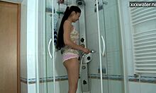 Gadis Asia Hujo Mujo menikmati permainan solo di kamar mandi