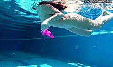 Il video fatto in casa di Jessica Lincoln mostra una bella ragazza che fa una doppia penetrazione in piscina