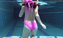 Домашнее видео Джессики Линкольнс с участием горячей красотки, принимающей двойное проникновение в бассейне