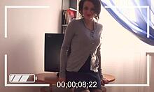 Amatorska brunetka kusi w domowym filmie z poszarpanymi ubraniami