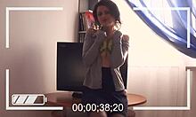 Une brune amateur taquine dans une vidéo faite maison avec des vêtements déchirés