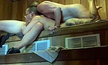 Sexo grupal travieso en una sauna caliente
