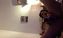 Pasangan amatir membuat acara webcam sendiri