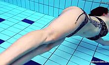 Η ερασιτέχνης έφηβη Katrin γυμνώνεται κάτω από το νερό σε ένα σπιτικό βίντεο