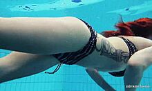 La giovane amatoriale Katrin si spoglia sott'acqua in un video fatto in casa